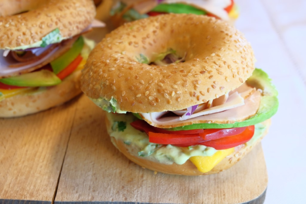 Bagel Cheddar e Cipolla Caramellata